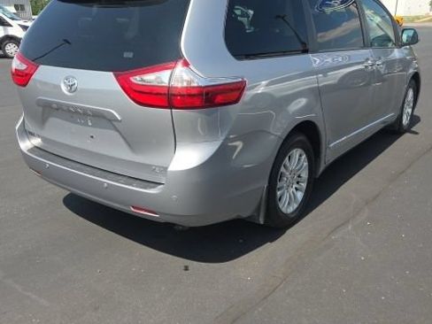 Used 2017 Toyota Sienna XLE w/ XLE Navigation Package FWD image 5