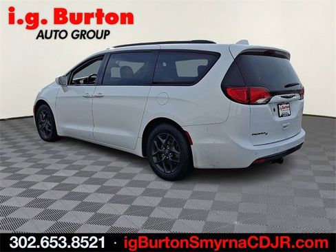 Used 2020 Chrysler Pacifica Touring-L Plus w/ S Appearance Package image 4