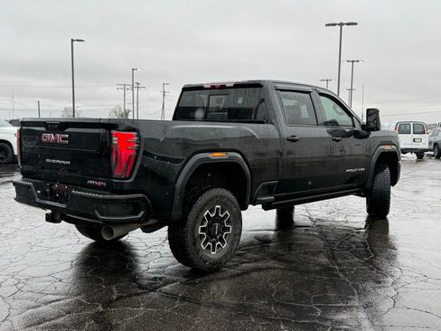Used 2024 GMC Sierra 2500 AT4X image 2