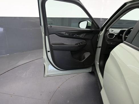 Used 2025 Chevrolet TrailBlazer LT AWD/4WD image 24