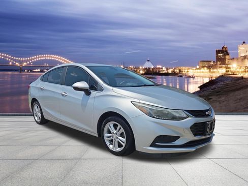 Used 2018 Chevrolet Cruze LT FWD image 4