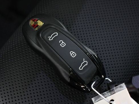 Certified 2025 Porsche Macan Electric RWD image 32