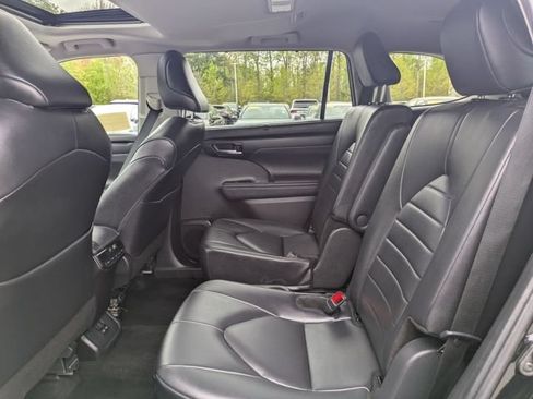 Used 2024 Toyota Highlander XLE AWD/4WD image 18