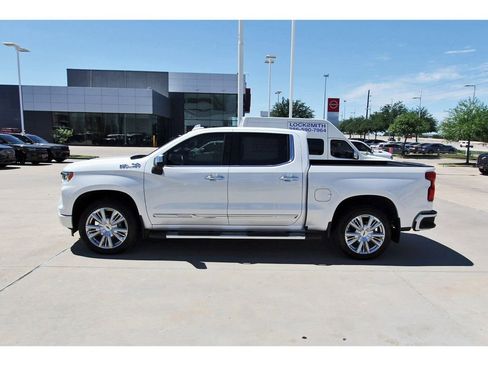 Used 2025 Chevrolet Silverado 1500 High Country w/ High Country Premium Package AWD/4WD image 3