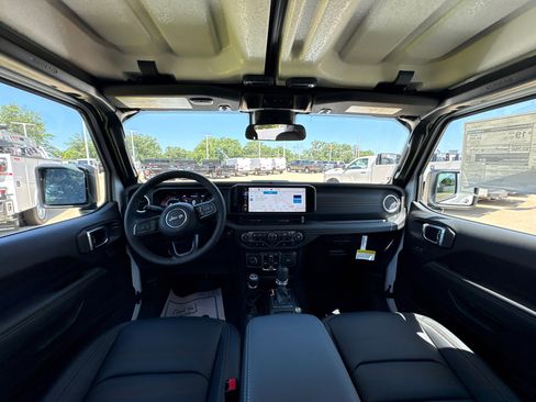 Used 2025 Jeep Gladiator Sport w/ Premium Package image 12