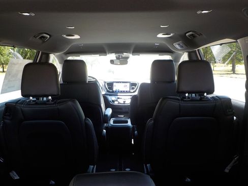 New 2025 Chrysler Pacifica Select image 10