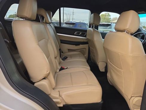 Used 2017 Ford Explorer XLT image 18