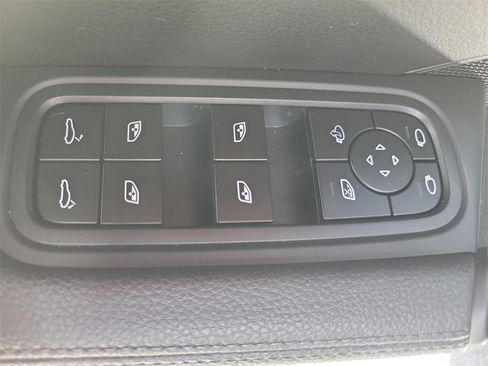 Used 2025 Porsche Cayenne image 27