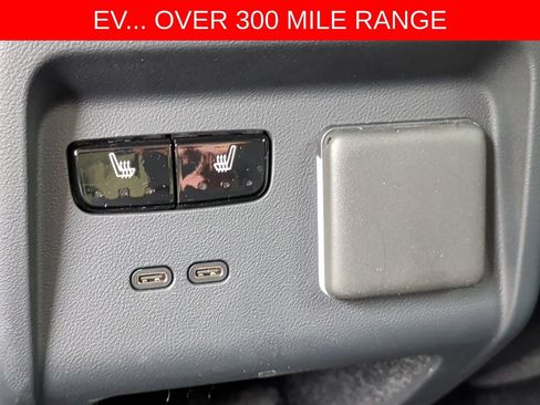 Used 2025 Cadillac Optiq Sport 2 w/ LPO, Floor Liner Package AWD/4WD image 32