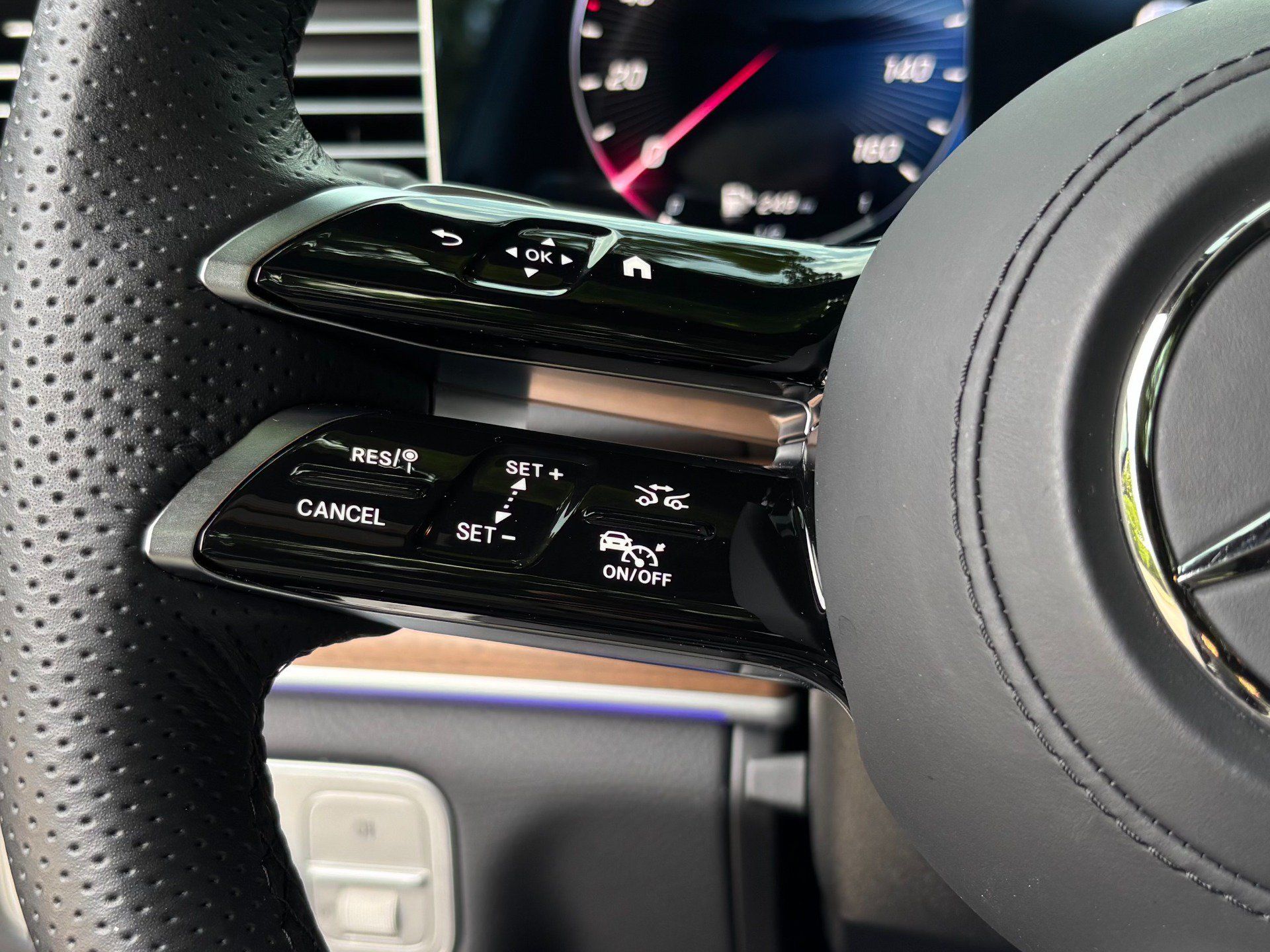 Used 2025 Mercedes-Benz GLS 450 4MATIC w/ AMG Line Exterior image 36