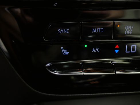 Used 2025 Buick Encore GX Avenir w/ Avenir Technology Package AWD/4WD image 33