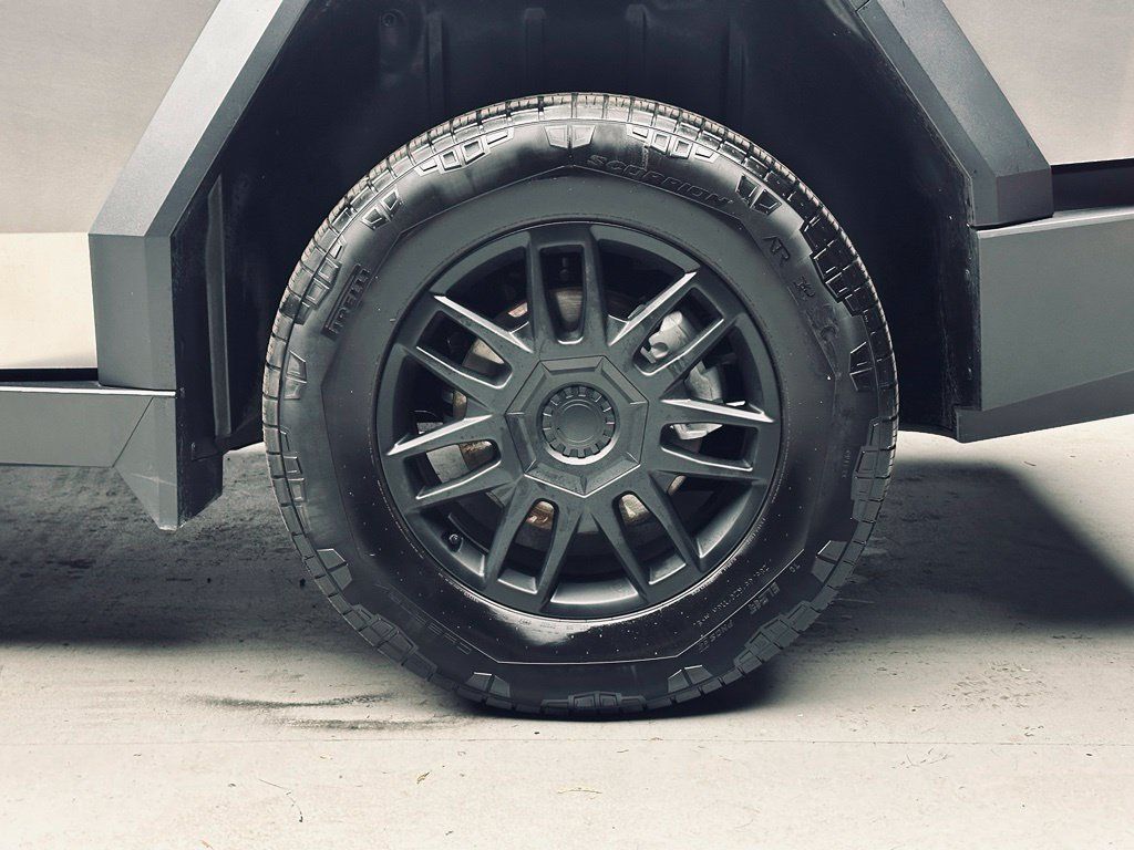 Used 2024 Tesla Cybertruck AWD Crew Cab image 33