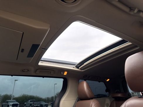 Used 2017 Toyota Sienna Limited Premium image 13