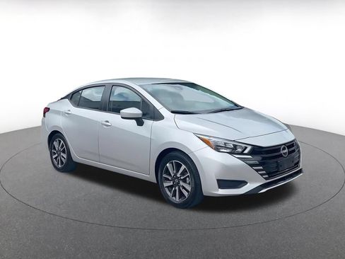 Used 2025 Nissan Versa SV FWD image 2