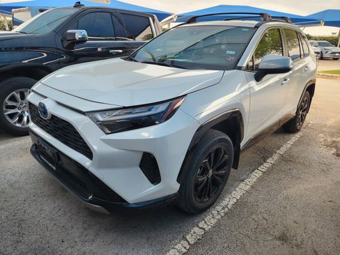 Used 2024 Toyota RAV4 SE image 2