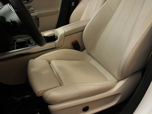 Used 2023 Mercedes-Benz GLA 250 w/ Premium Package image 17