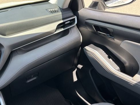 Used 2021 Toyota Highlander LE FWD image 19