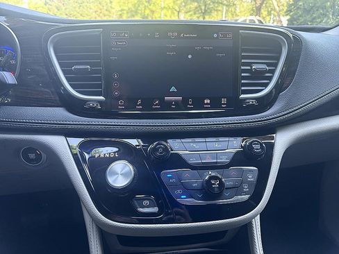 Used 2023 Chrysler Pacifica Limited FWD image 17