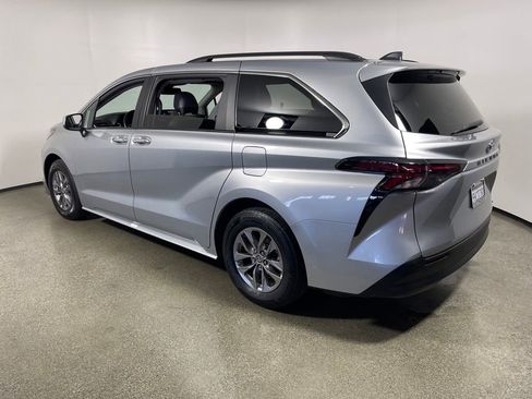 Certified 2023 Toyota Sienna XLE image 5