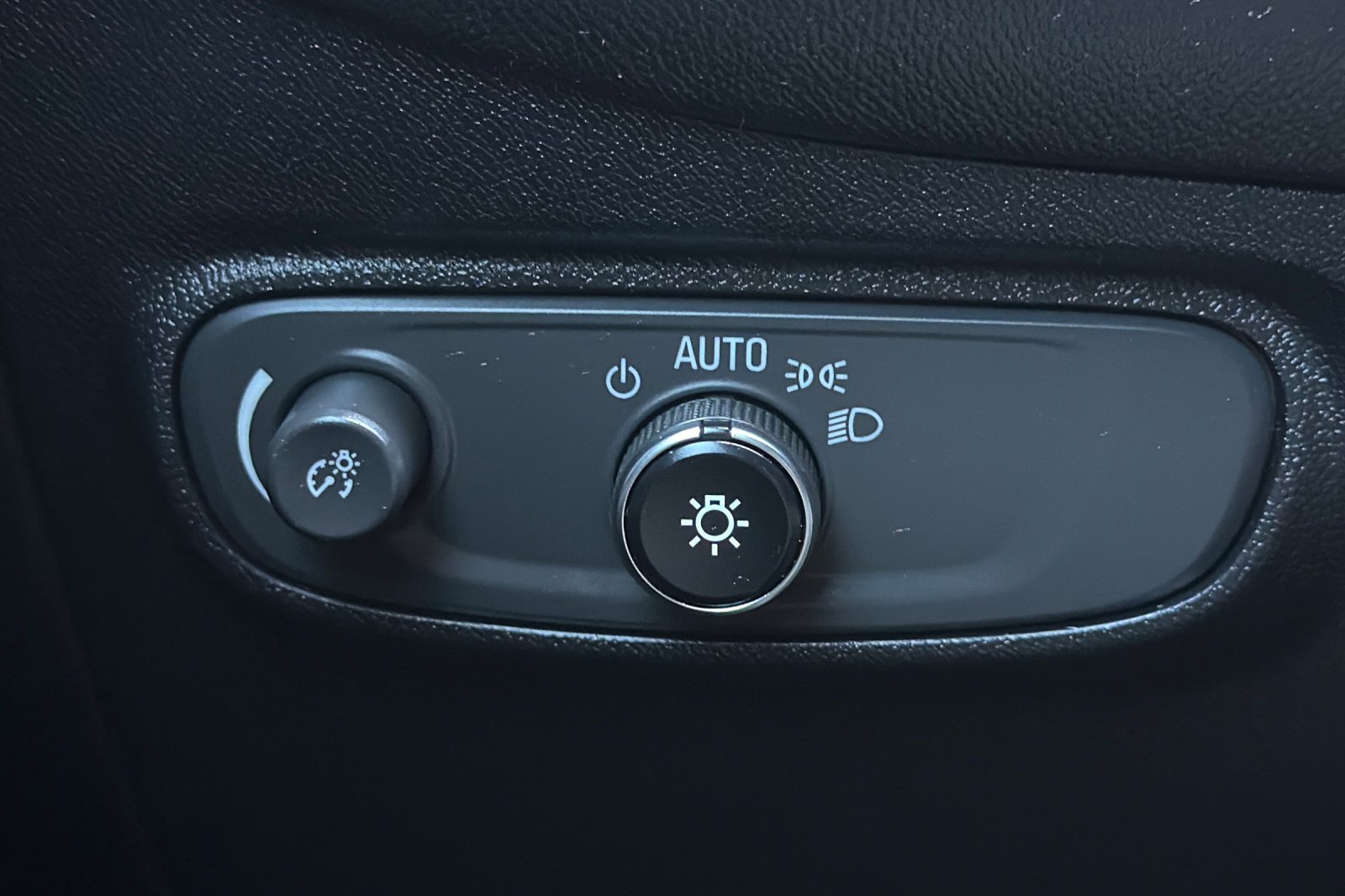 Used 2018 Chevrolet Equinox LT FWD image 35