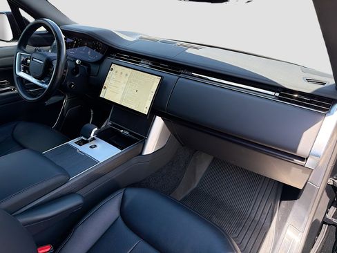 Certified 2025 Land Rover Range Rover SE AWD/4WD image 13