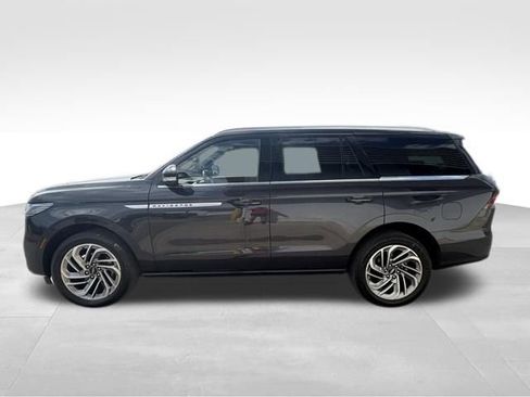 Used 2025 Lincoln Navigator Reserve image 12