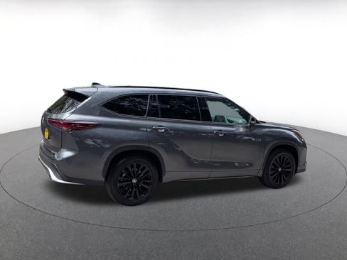 Used 2025 Toyota Highlander XSE AWD/4WD image 12