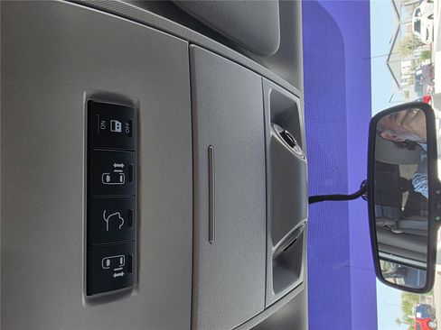 Used 2016 Chrysler Town & Country Touring w/ Driver Convenience Group FWD image 23