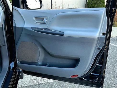 Certified 2017 Toyota Sienna LE image 22
