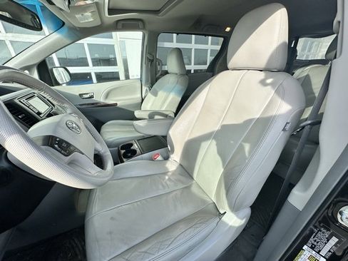 Used 2013 Toyota Sienna XLE image 8