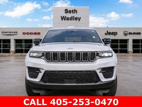Used 2025 Jeep Grand Cherokee Laredo w/ Luxury Tech Group I AWD/4WD image 2