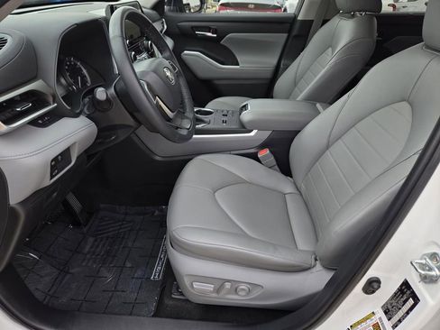 Used 2023 Toyota Highlander XLE image 18