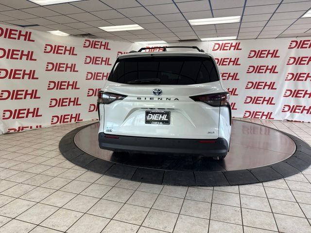 Used 2025 Toyota Sienna XLE w/ XLE Plus Package FWD image 25