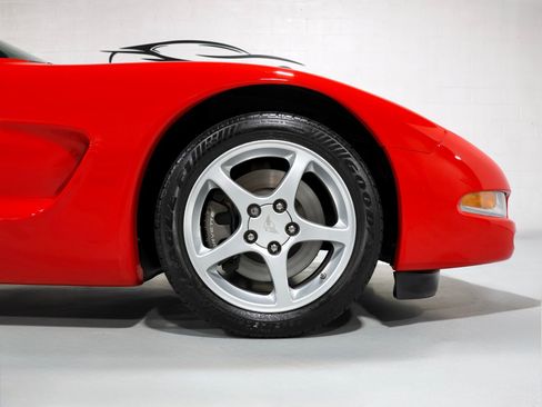 Used 2004 Chevrolet Corvette Convertible w/ Preferred Equipment Group RWD image 49