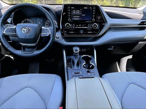 Used 2022 Toyota Highlander LE AWD/4WD image 15