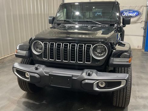 Used 2025 Jeep Wrangler Unlimited Sahara AWD/4WD image 5
