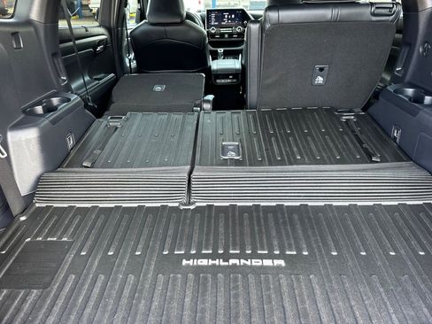 Used 2024 Toyota Highlander XSE FWD image 18