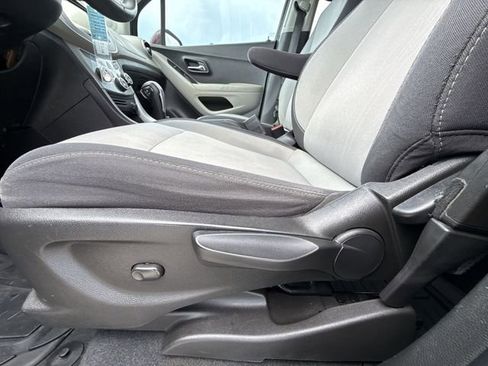 Used 2016 Chevrolet Trax LT w/ LT Sun and Sound Package FWD image 12
