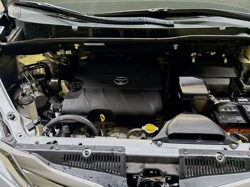 Used 2013 Toyota Sienna XLE image 34