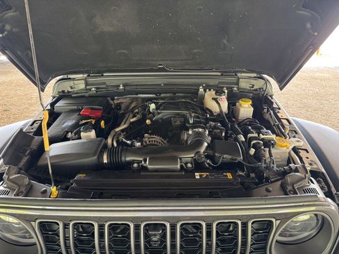 Used 2024 Jeep Gladiator Rubicon w/ Technology Group AWD/4WD image 43