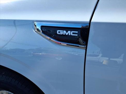 Used 2023 GMC Yukon SLT w/ SLT Luxury Package image 10