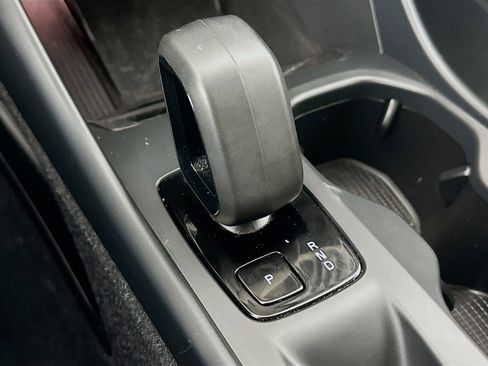 Used 2024 Volvo XC40 B5 Core image 23