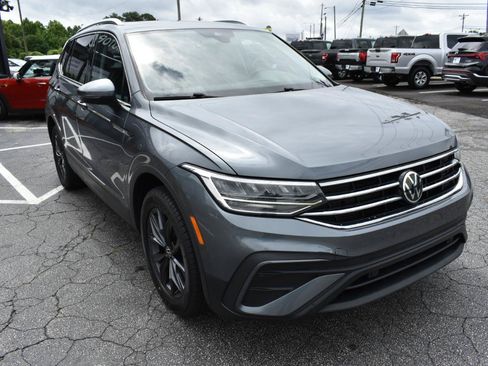 Used 2023 Volkswagen Tiguan SE w/ Panoramic Sunroof Package FWD image 4