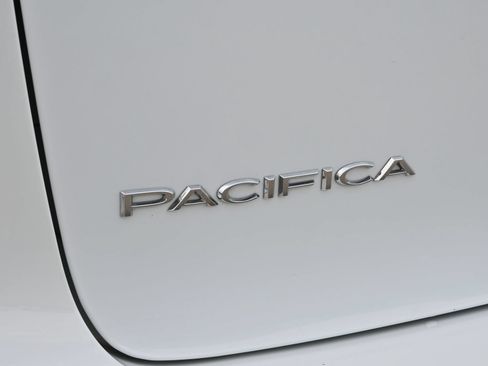 Used 2023 Chrysler Pacifica Touring-L FWD image 21