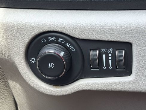Used 2023 Chrysler Pacifica Touring-L FWD image 14