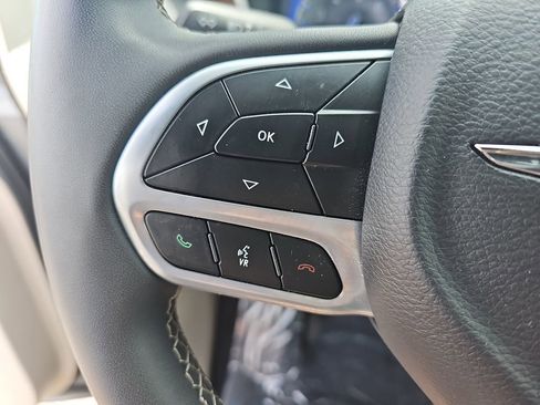Used 2023 Chrysler Pacifica Limited FWD image 23