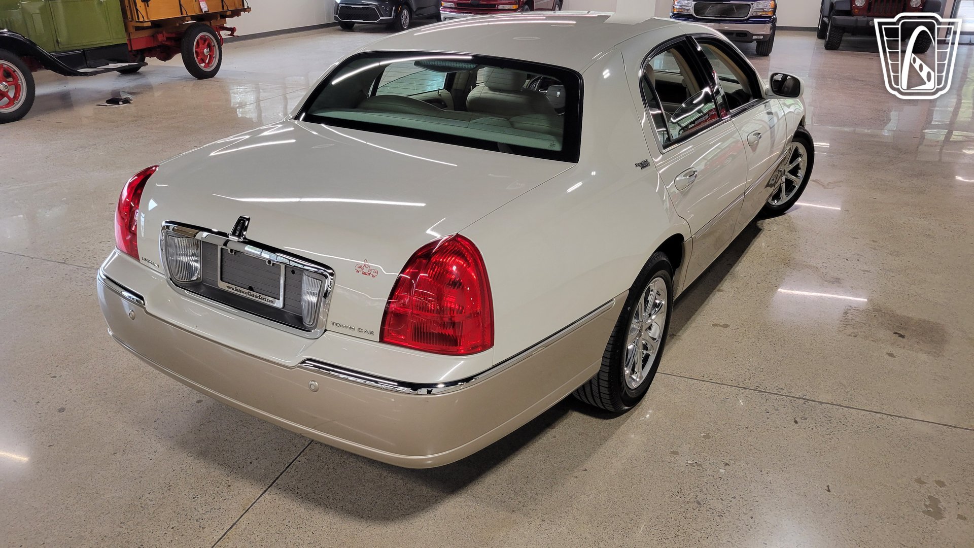 Used 2005 Lincoln Town Car Signature Limited RWD image 33