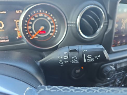 Used 2020 Jeep Wrangler Unlimited Sahara image 33