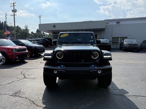 Used 2024 Jeep Wrangler Unlimited AWD/4WD image 2