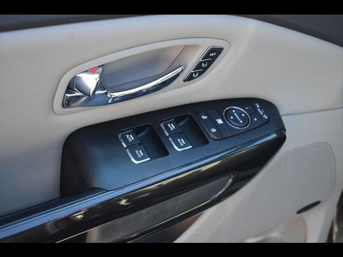 Used 2016 Kia Sedona SX image 19